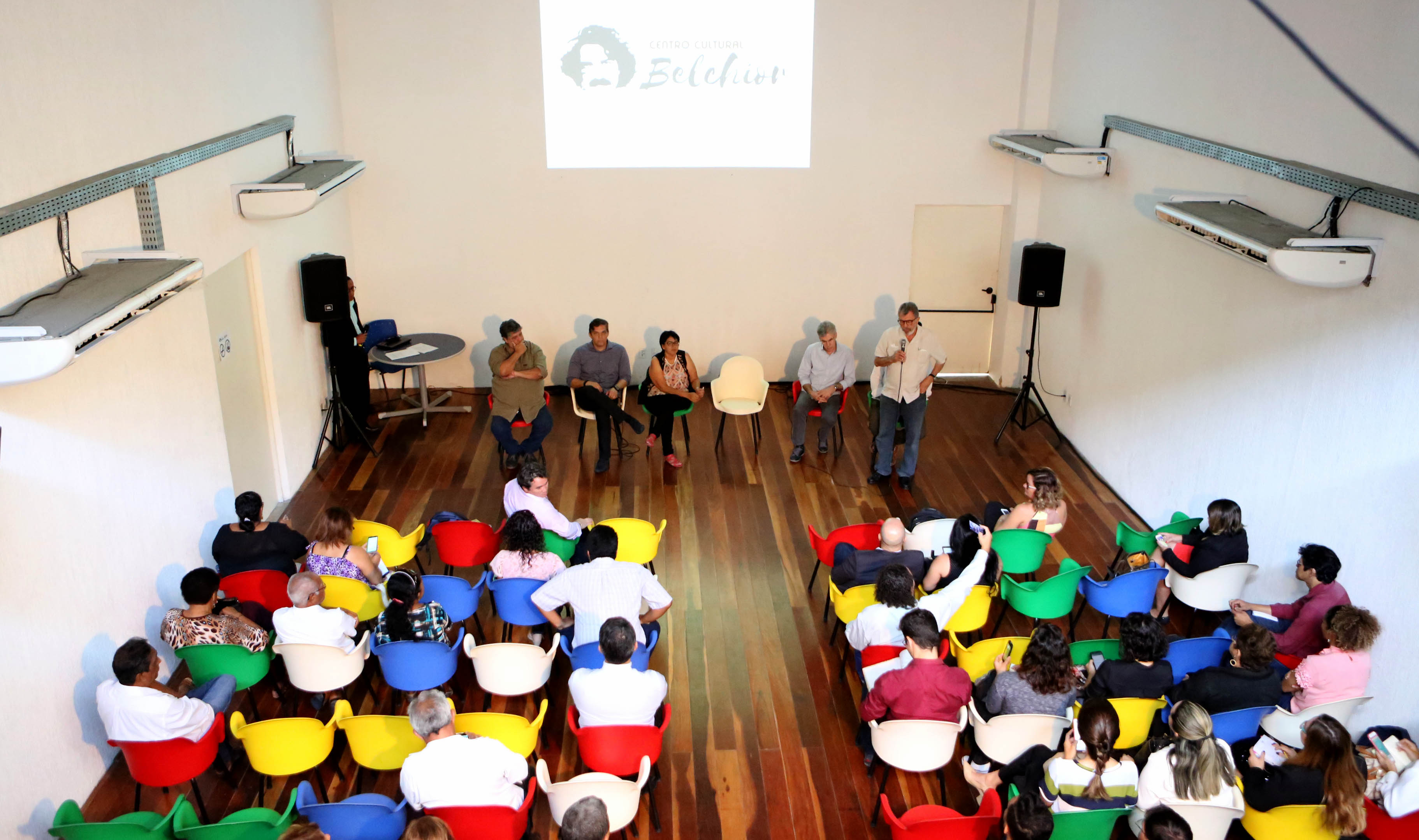 auditório do centro cultural belchior com pessoas na plateia assistindo aos palestrantes